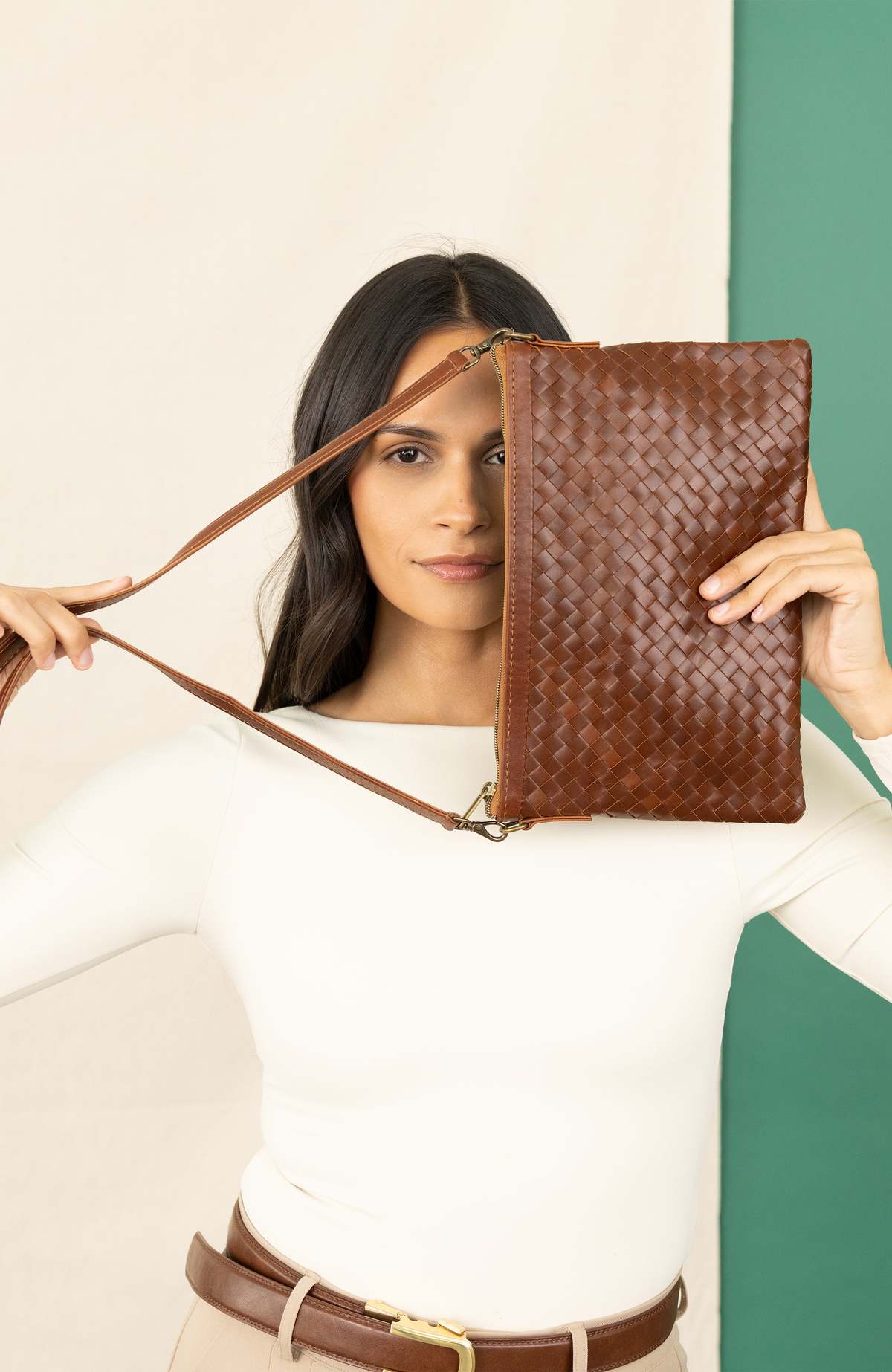 Deux Mains Woven Crossbody Bag - Image 9 of 15