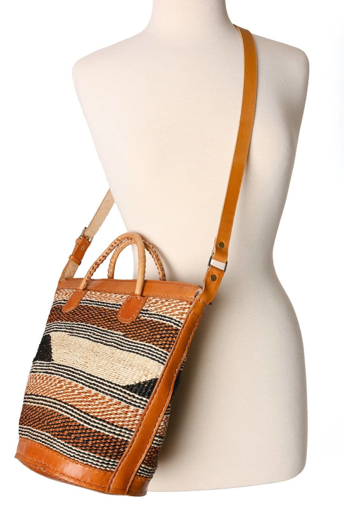 Swahili | AFRICAN MODERN Assorted Earthtone Sisal Handbag with Leather Straps and Round Leather Base - Image 2 of 5