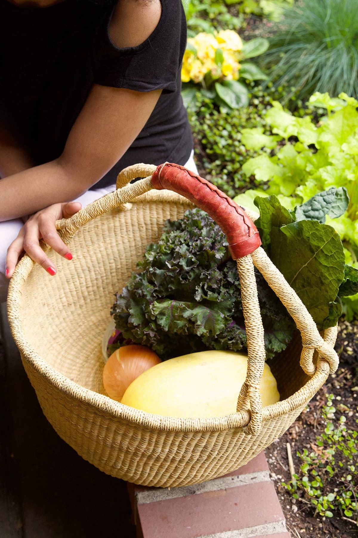 Swahili | AFRICAN MODERN Basic Bolga Farmer's Market Shopper Basket with Brown Leather Handles - Image 2 of 3