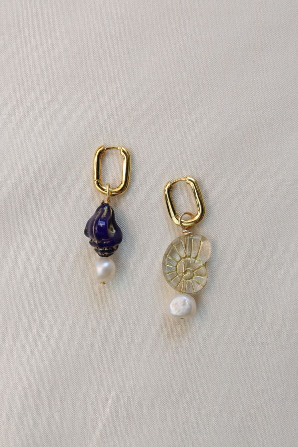 Par Moi Concha Huggies Earrings