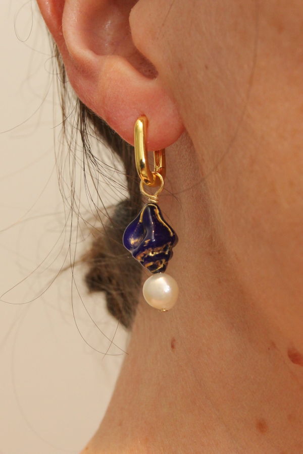 Par Moi Concha Huggies Earrings