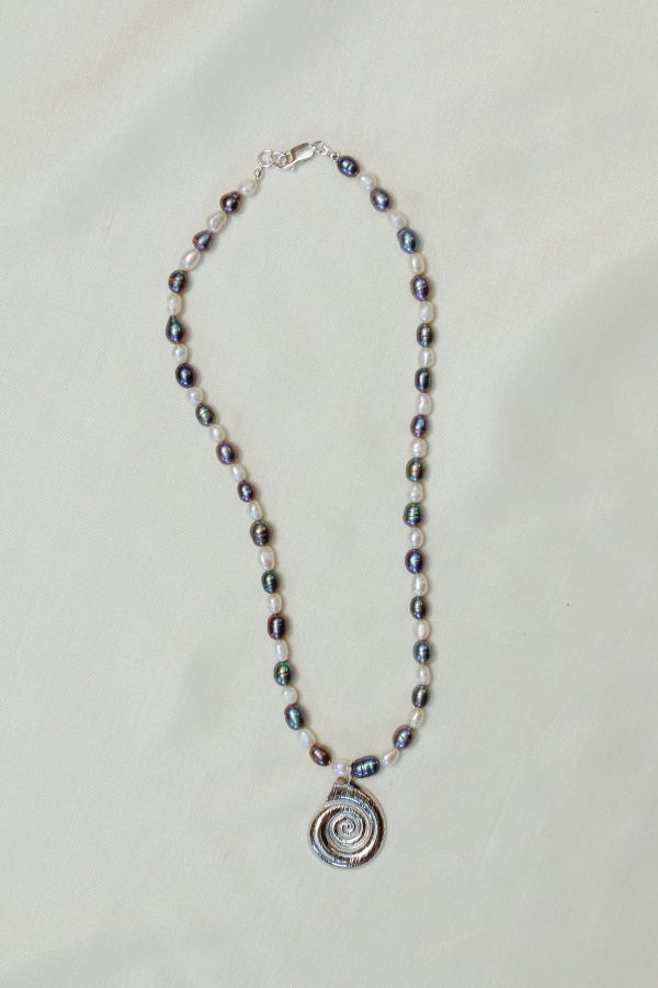 Par Moi Mono Conch Necklace