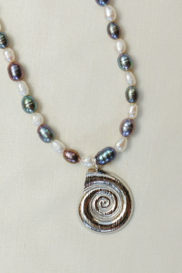 Par Moi Mono Conch Necklace