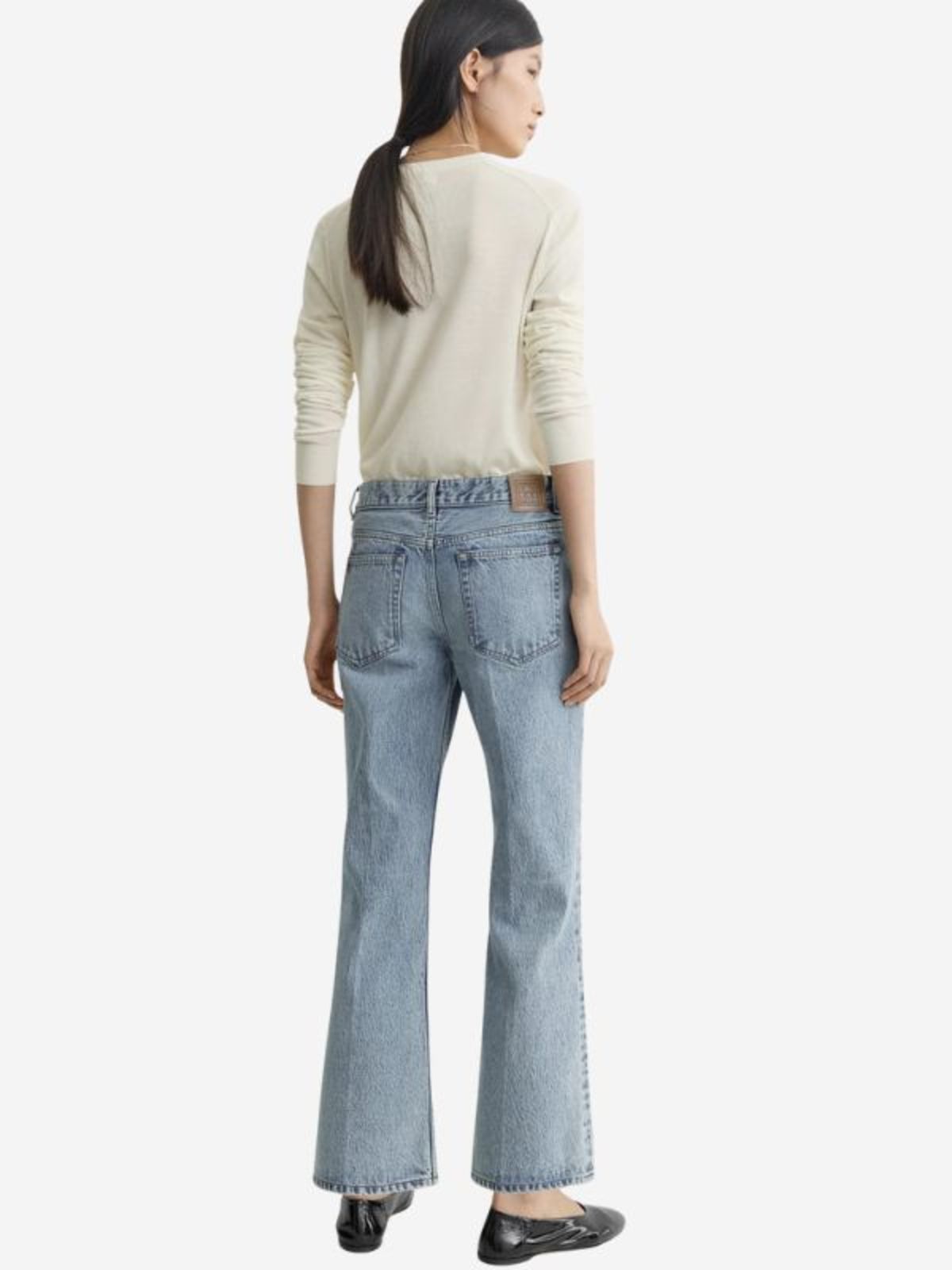 Totême Kick Flare Denim True in Vintage Jeans - Image 4 of 5