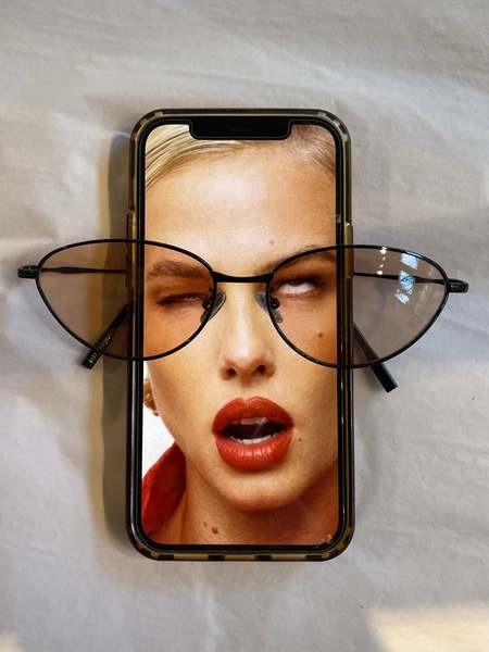 Le Specs Milky Tort Runaway Luxe Sunglasses | Garmentory display picture 2