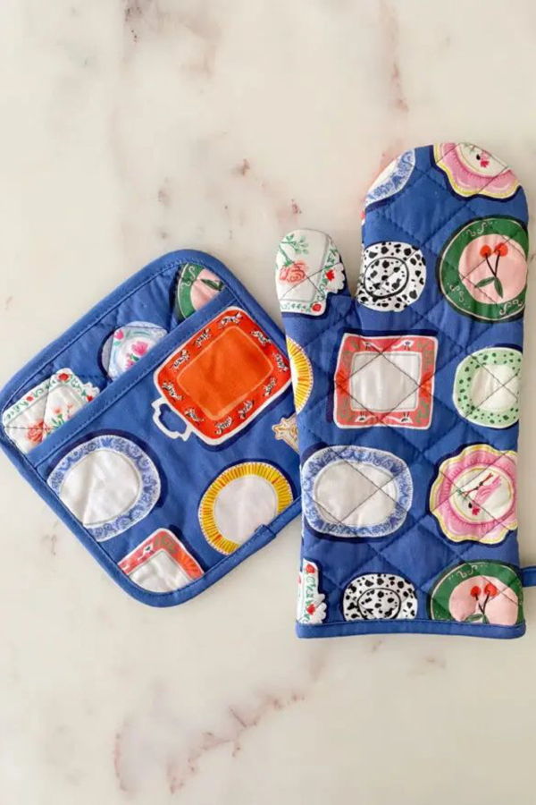 Idlewild Co. Dinner Plates Oven Mitt + Pot Holder Set