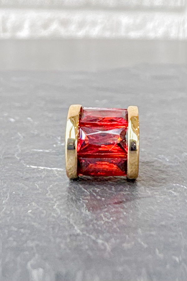 Thatch Delphin Red Bead Charm