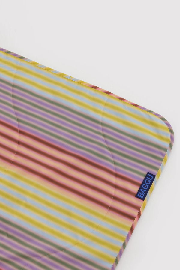 BAGGU Gradient Stripe Puffy Picnic Blanket