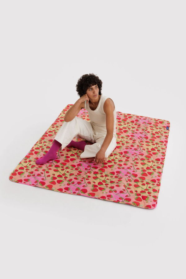 BAGGU Strawberry Blossom Puffy Picnic Blanket