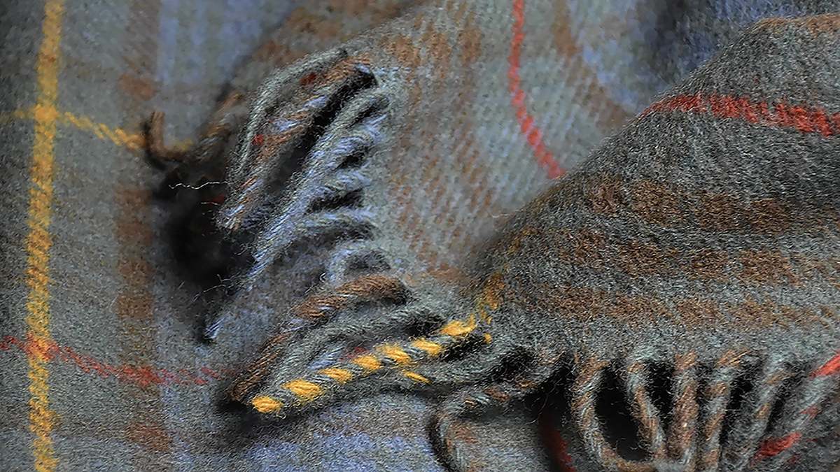 Prince of Scots Highland Tweeds New Wool Fluffy Throw - Antique Hunting Stewart - Image 6 of 6