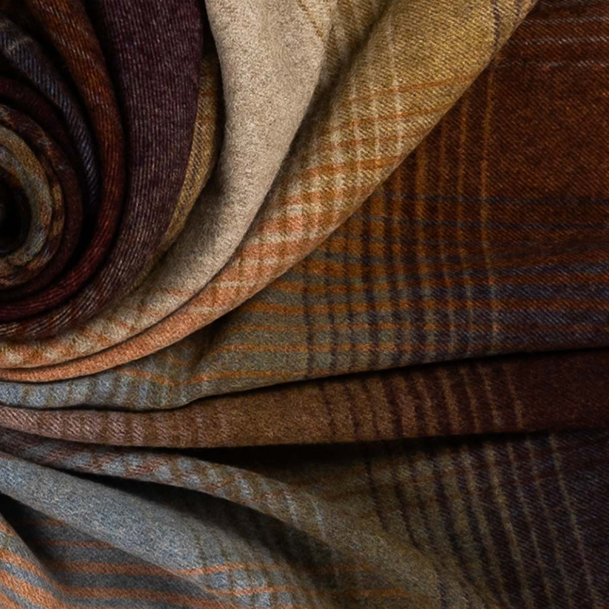 Prince of Scots Highland Tweeds Shetland Lambswool Throw - Ombre Burgundy - Image 7 of 10