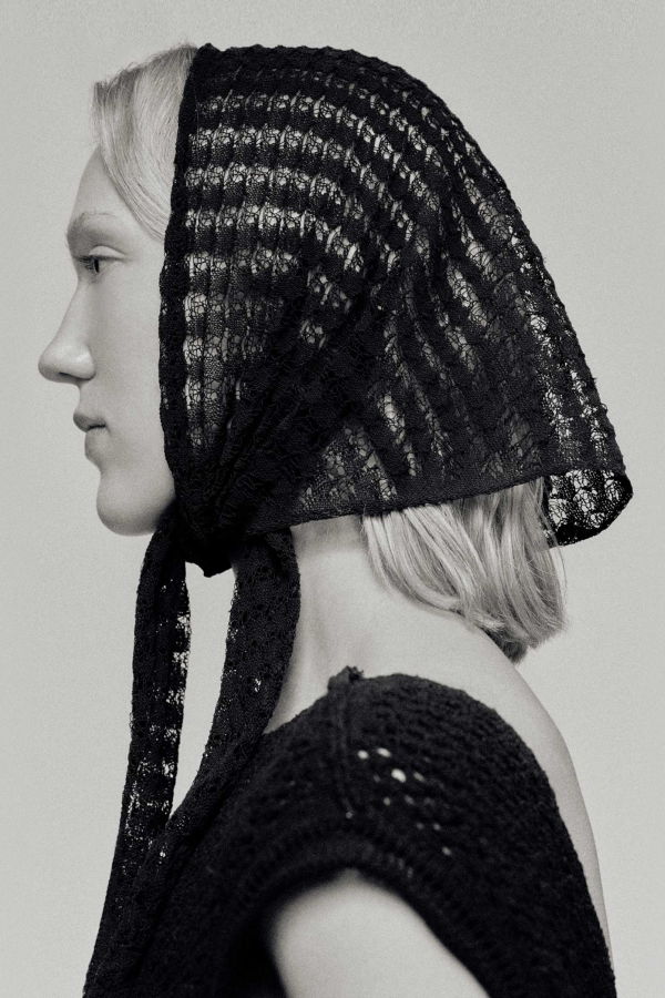 Rus Hoshi Lace Triangle Scarf - Black