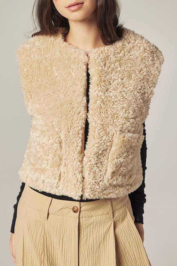 amente Reversible Fur Short Vest - Oatmeal/Beige amente Reversible Fur Short Vest - Oatmeal/Beige