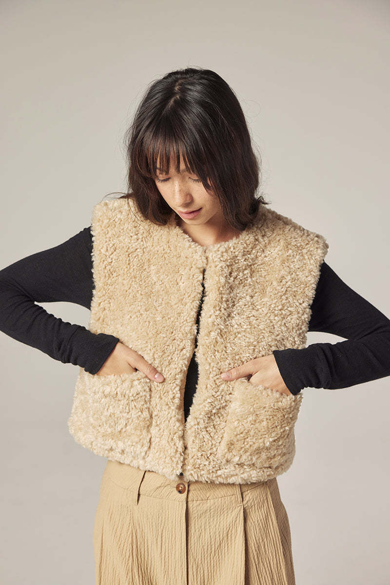 amente Reversible Fur Short Vest - Oatmeal/Beige