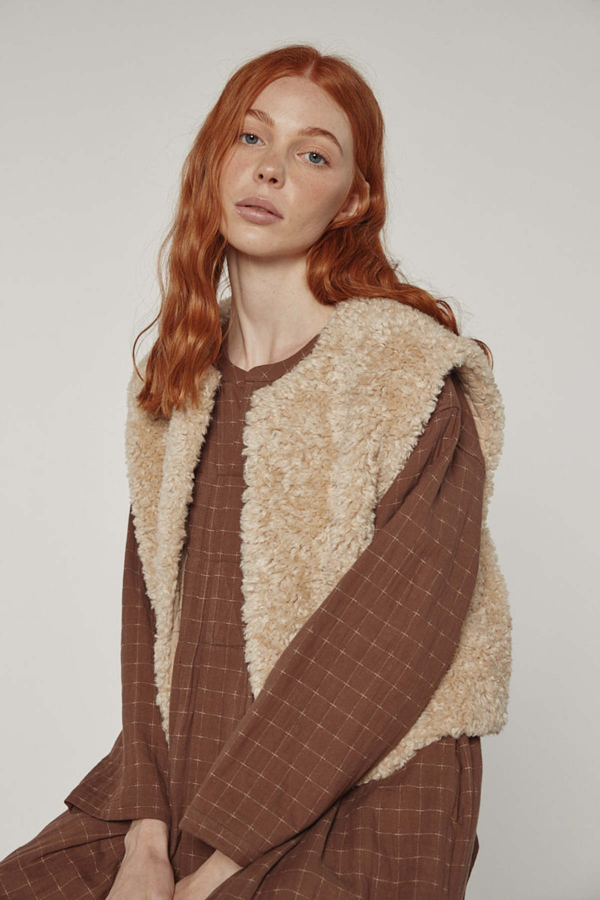 amente Reversible Fur Short Vest - Oatmeal/Beige - Image 5 of 11