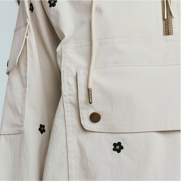 The Great. The Embroidered Trailhead Pullover Jacket - Cream/Black