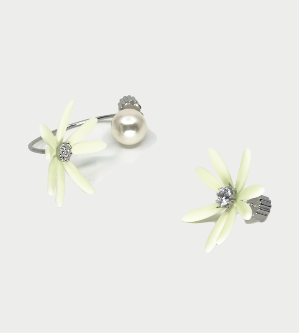 YVMIN Daisy Pearl Stud Earring