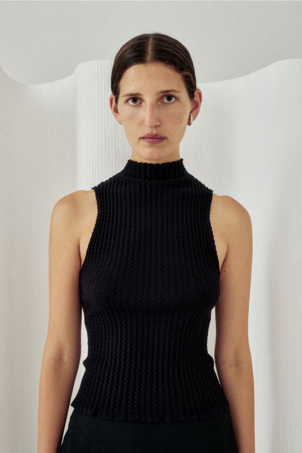 SAYAKA DAVIS NEW YORK Wavy Rib Mockneck Tank