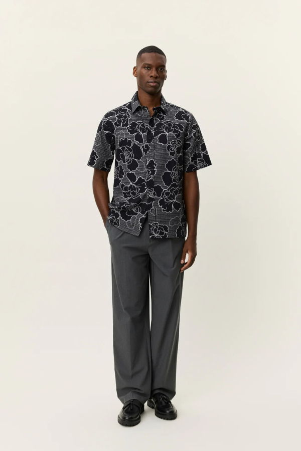 LES DEUX Charlie Poppy AOP SS Shirt - Black