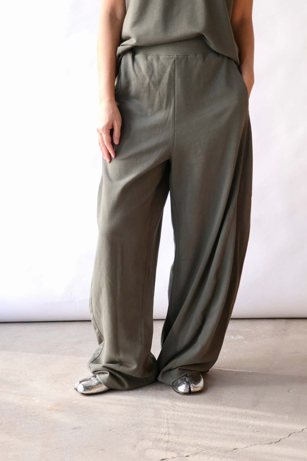 Tibi Lightweight Sweatshirting Winslow Pant - Olive - Image 4 of 6