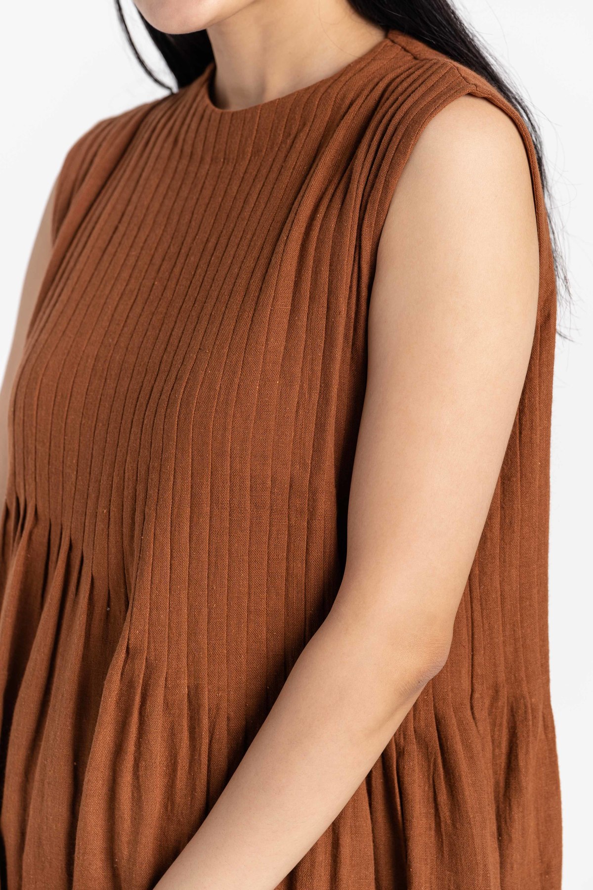 World of Crow Pleated Organic Cotton Dress - Bombay Brown - Image 4 of 5