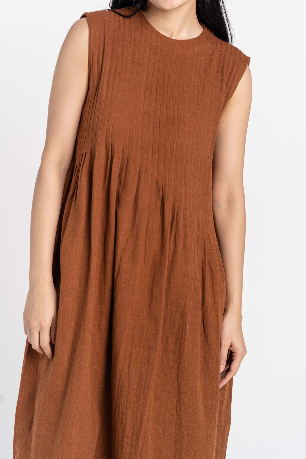 World of Crow Pleated Organic Cotton Dress - Bombay Brown - Image 5 of 5