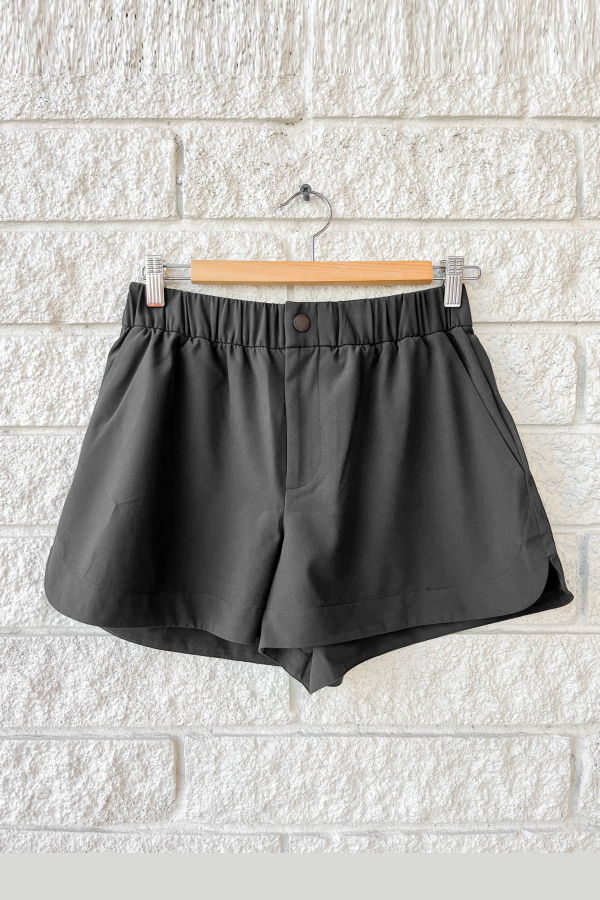 Varley Nila Mid Rise 4.5 Shorts - Black