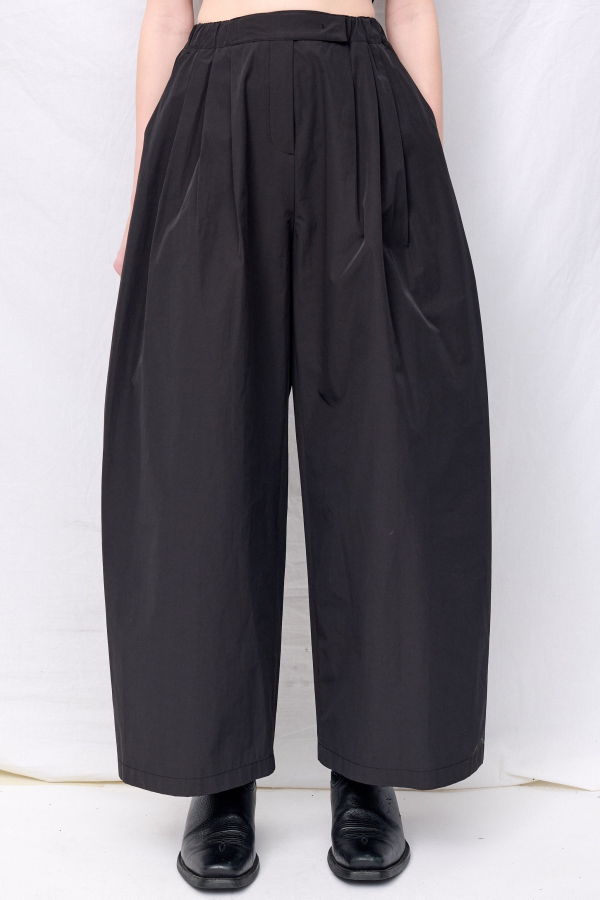 AMOMENTO Black Three Tuck Banding Pant