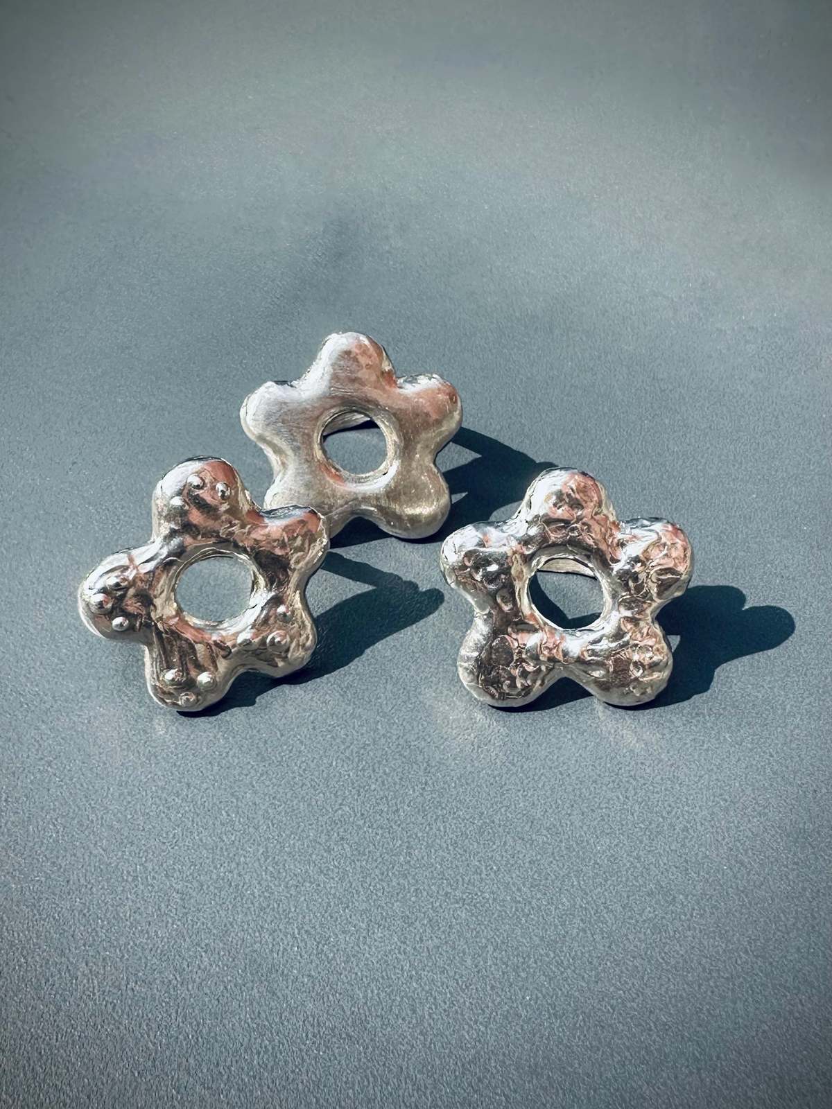 amemori Chunky Flower Ring - Image 4 of 5