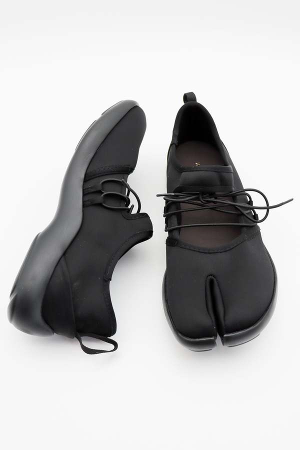 ALL BLACK Split Toe Casual Sneaker