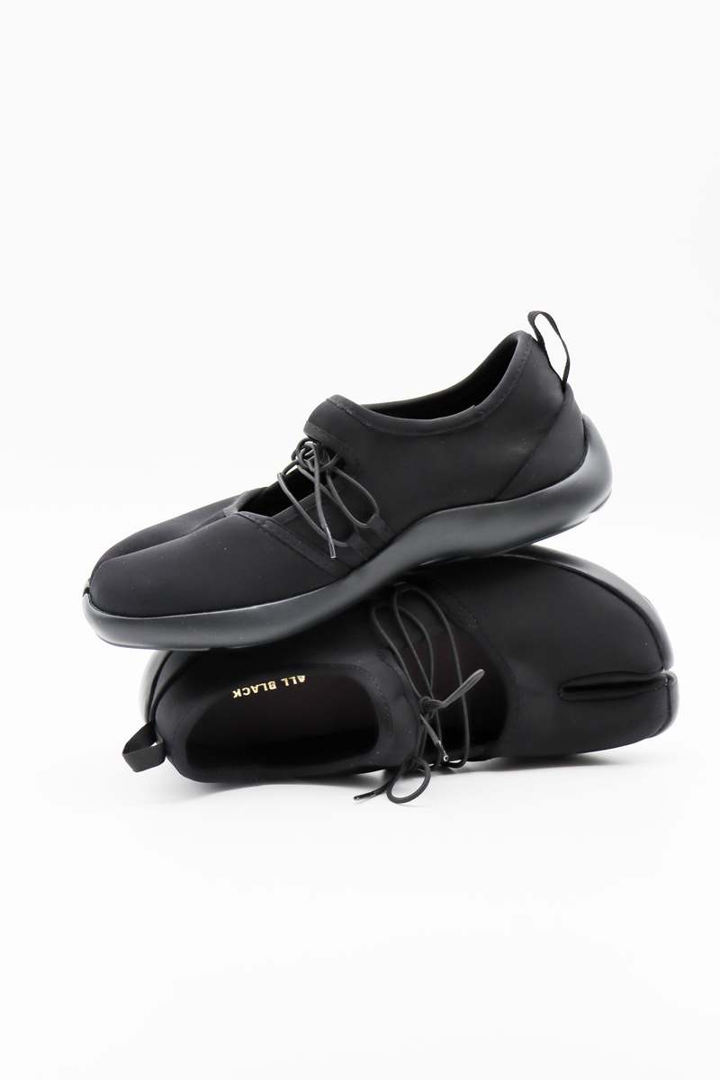 ALL BLACK Split Toe Casual Sneaker