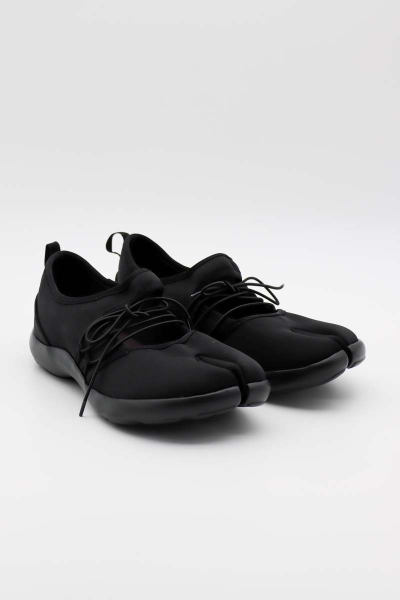 ALL BLACK Split Toe Casual Sneaker