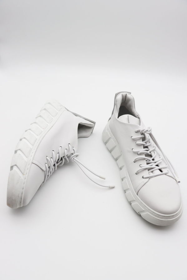 Puro Low Spike Sneaker