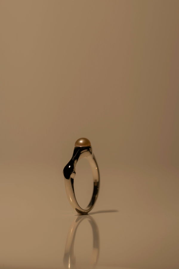 Milk & Rose Fluid Pearl Ring