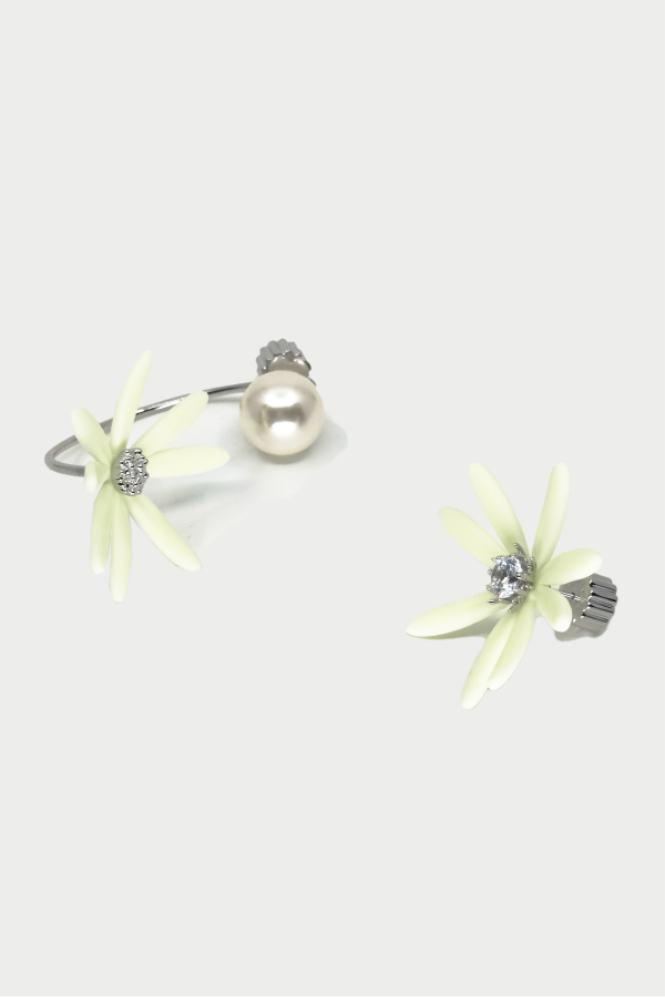YVMIN Daisy Pearl Stud Earring