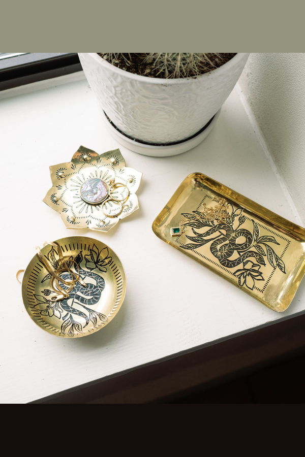 Matr Boomie Saanp Snake Round Dish