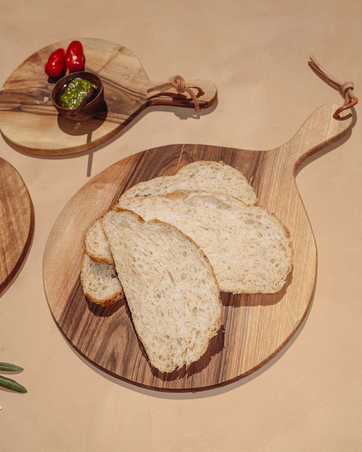Une Vie Nomade Round Cutting Boards - Walnut - Image 6 of 30