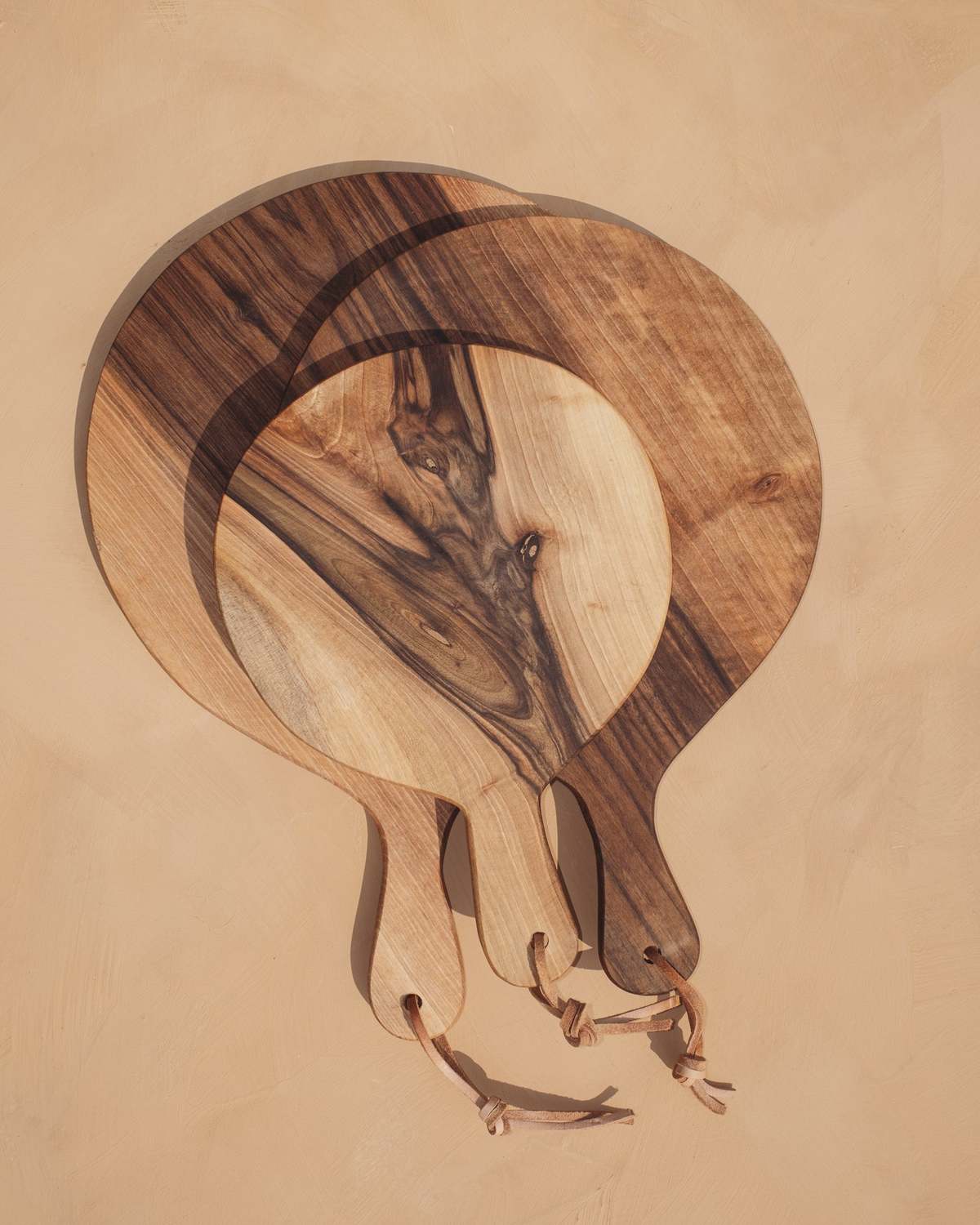 Une Vie Nomade Round Cutting Boards - Walnut - Image 13 of 30