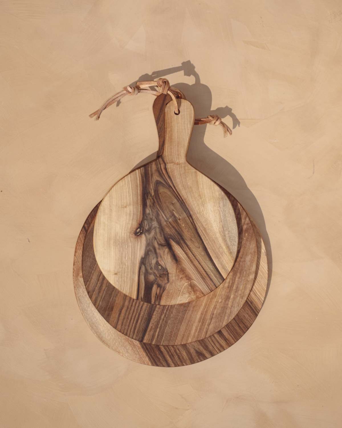 Une Vie Nomade Round Cutting Boards - Walnut - Image 17 of 30