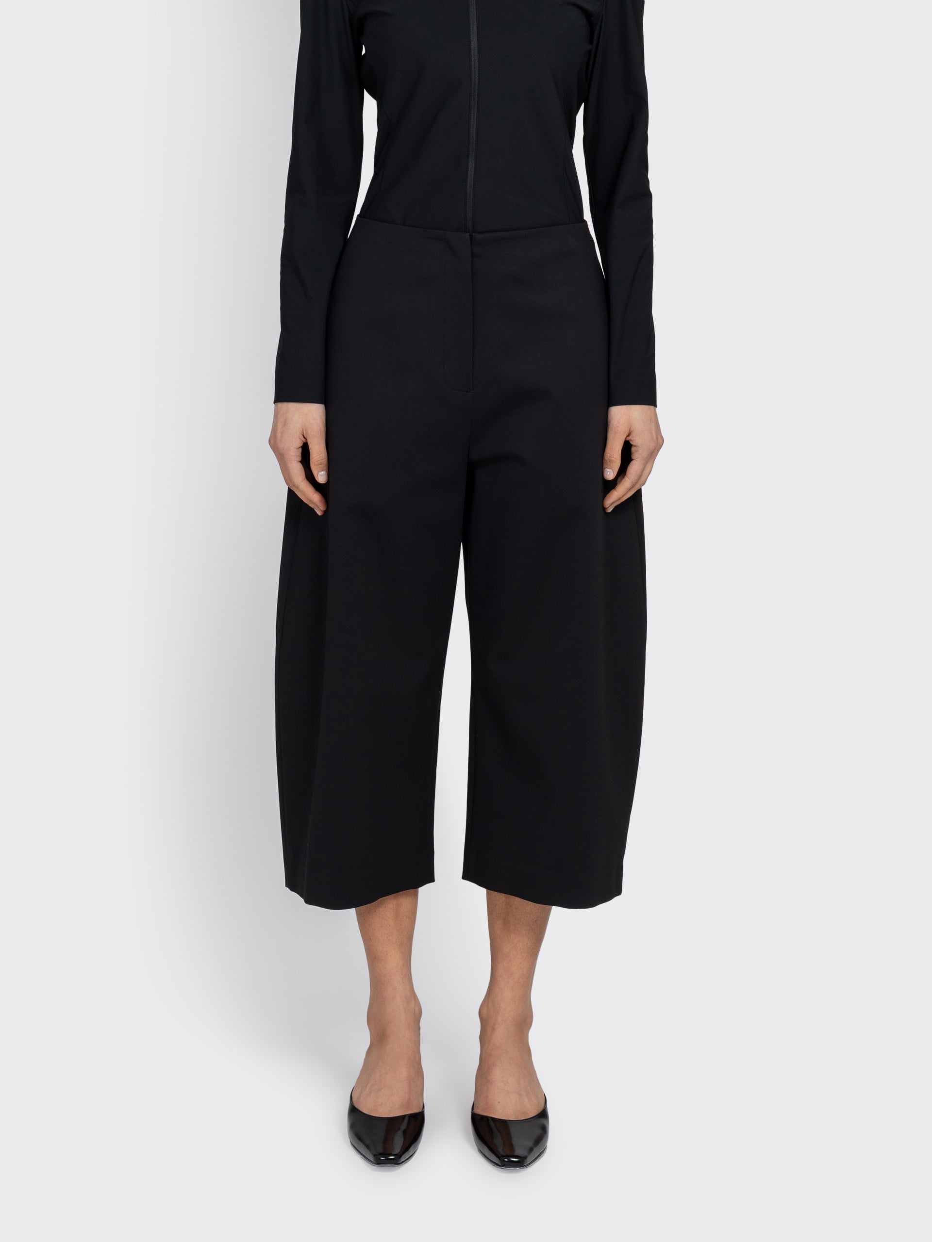 AMOMENTO Curved Capri Pants - Black | Garmentory