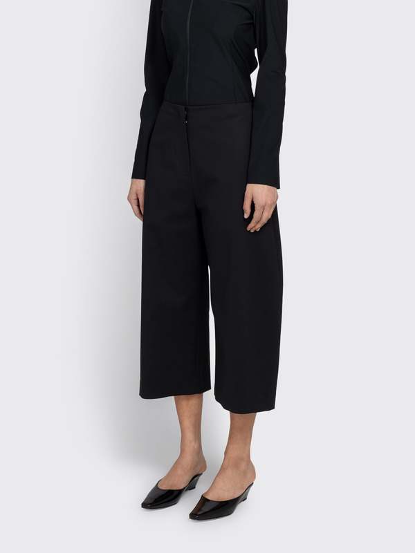 パンツ AMOMENTO Curved Capri Pants, Black AMOMENTO Curved Capri Pants - Black | Garmentory