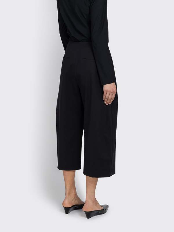 AMOMENTO Curved Capri Pants - Black | Garmentory