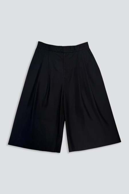 AMOMENTO Black Two Tuck Wide Short | Garmentory