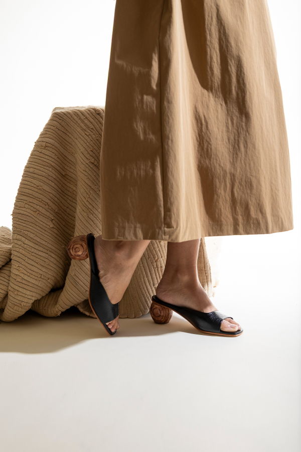 Huma Blanco Noa Heeled Sandal - Pebbled Coal Patent