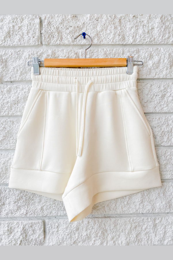 Varley Atrium High Rise Short 4.5 - Pristine