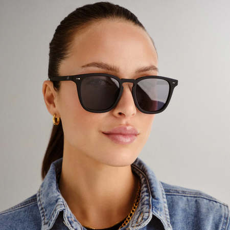 LOEWE LW40144U Curvy 01B Sunglasses - Nero | Garmentory display picture 2