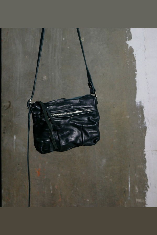 0.hide Essential Messenger Bag
