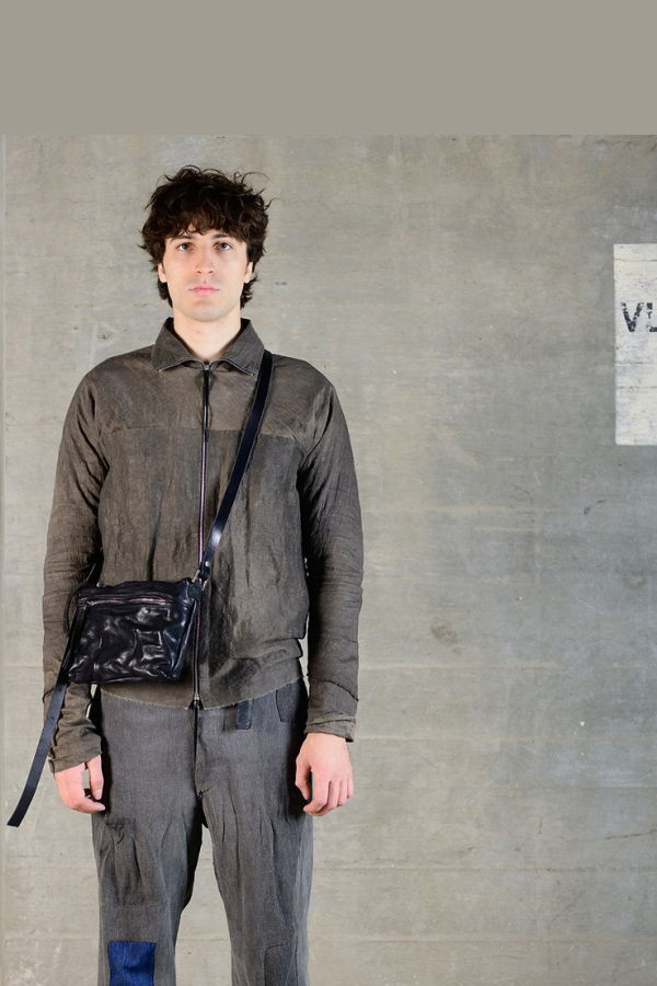 0.hide Essential Messenger Bag