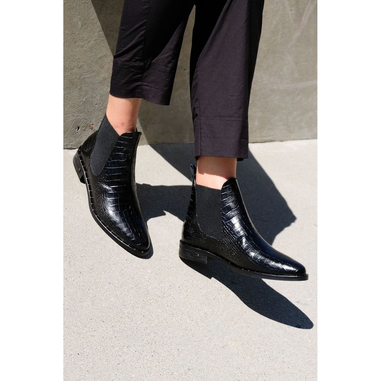 freda salvador sleek chelsea boot