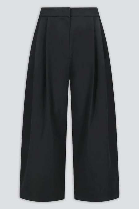 AMOMENTO Curved Capri Pants - Black | Garmentory